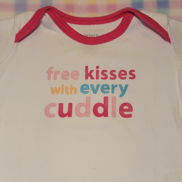 CARTER'S ♡ Adorable Pink Trim "FREE KISSES WITH EVERY CUDDLE" Bodysuit Onesie NB - Picture 4 of 10